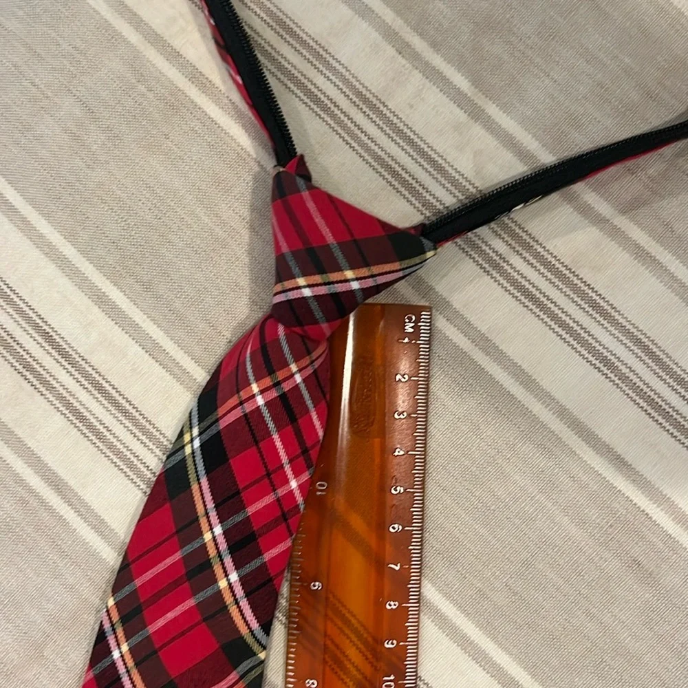 New with tags hartstribg red plaid zip ties. Great condition